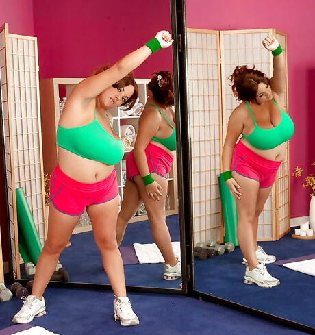 Facinating american bbw Tatiana Blair in fancy shorts blowing cock 